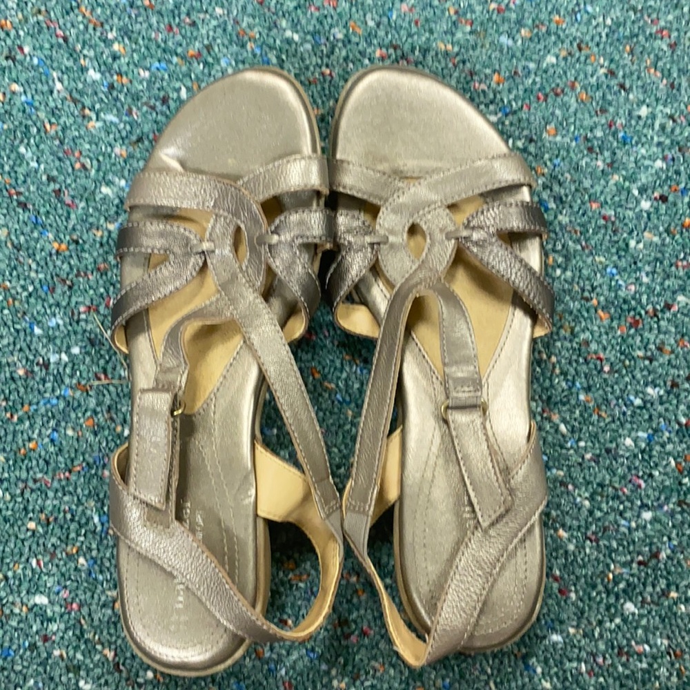 Size 8 gold bronze naturalizer sandals